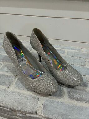 Hot Tomato Silver Glitter High Heel Pumps